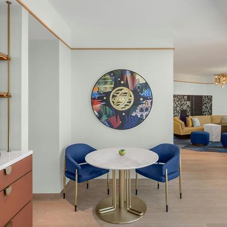 W Macau - Studio City Bagian luar foto A suite at the hotel