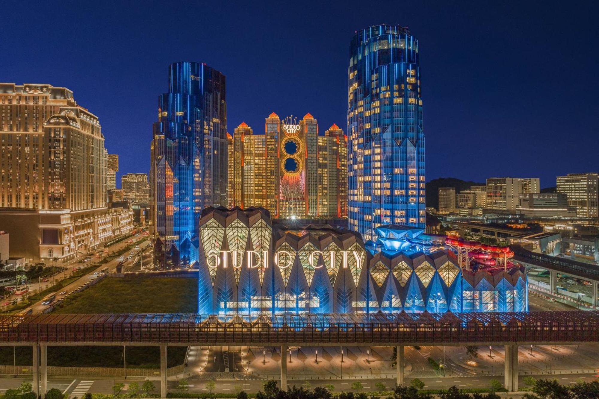 W Macau - Studio City Bagian luar foto The complex at night