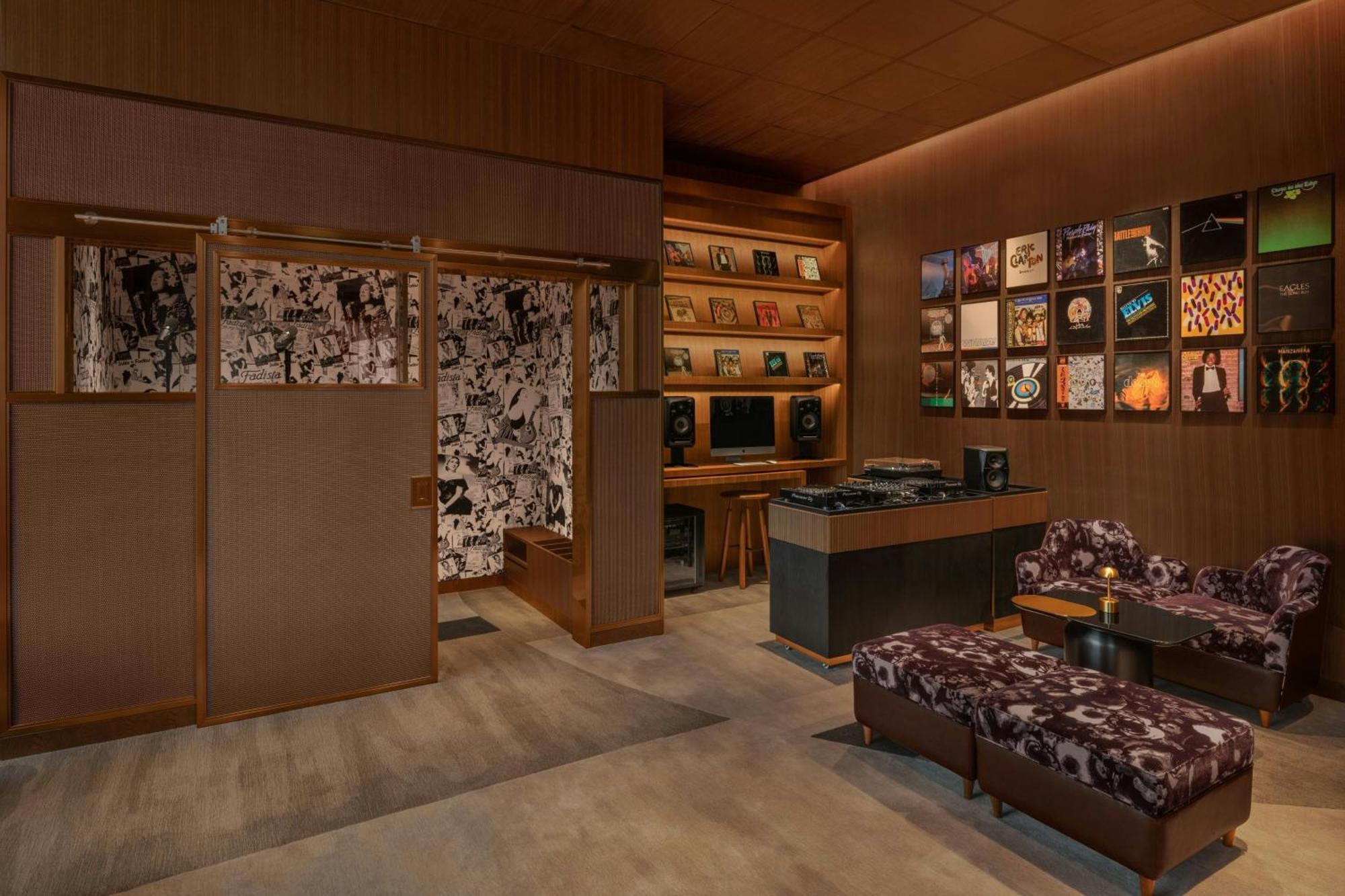 W Macau - Studio City Bagian luar foto The interior of the record store